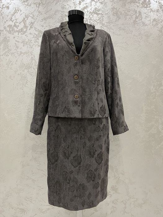 Официален костюм