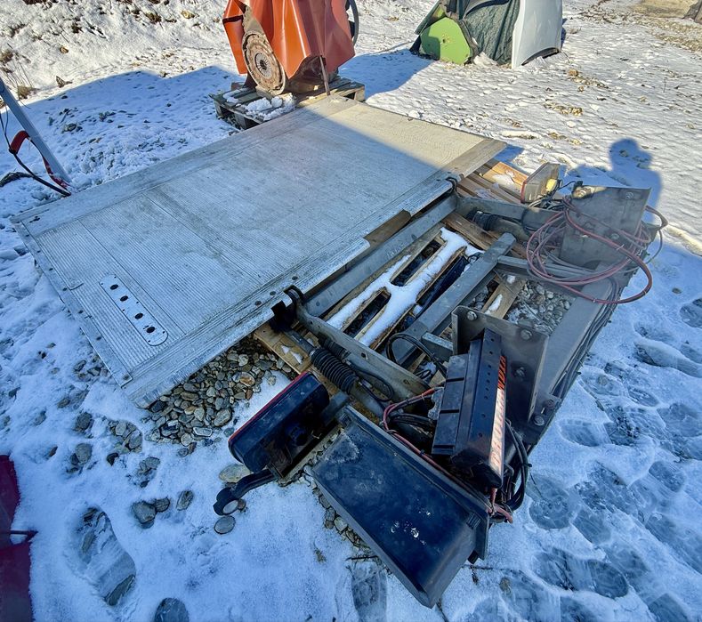 Oblon/ lift hidraulic 24V  de la 7.5T in sus