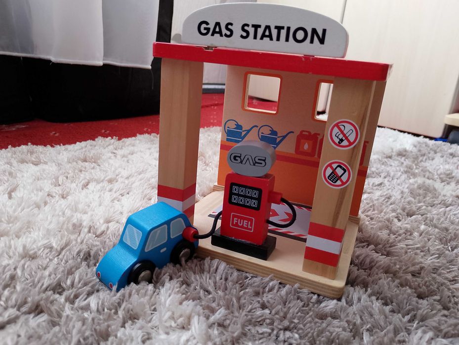 Дървена играчка - бензиностанция