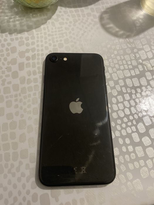 iPhone se 2020 в хорошем состояние
