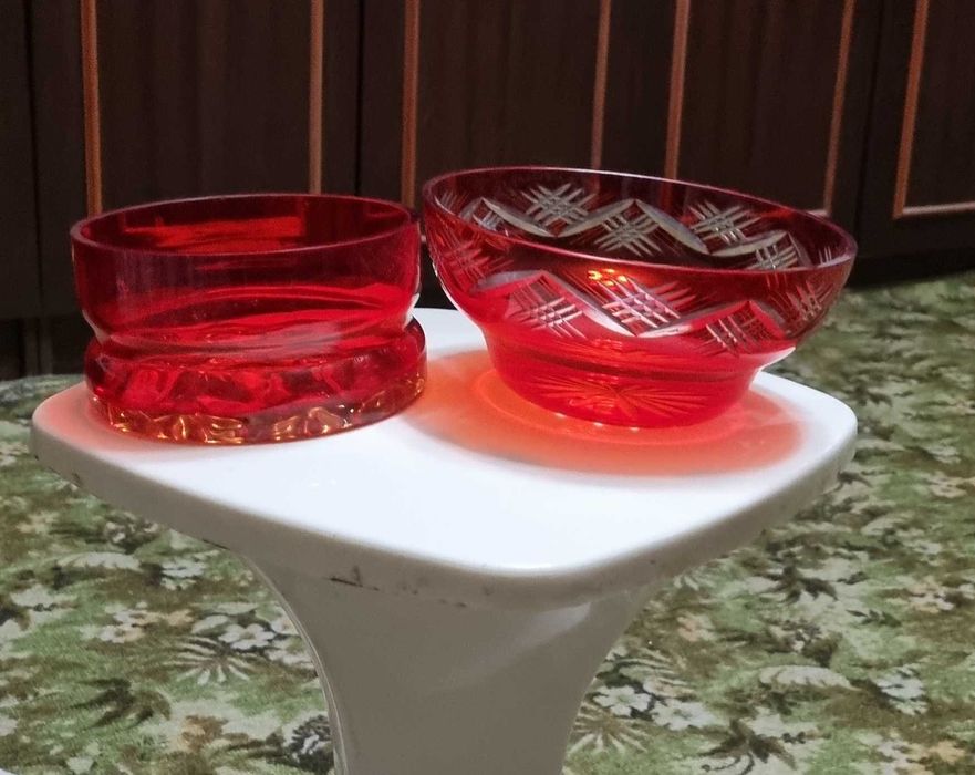 Две красные вазы,большие.Цена за  пару 250000