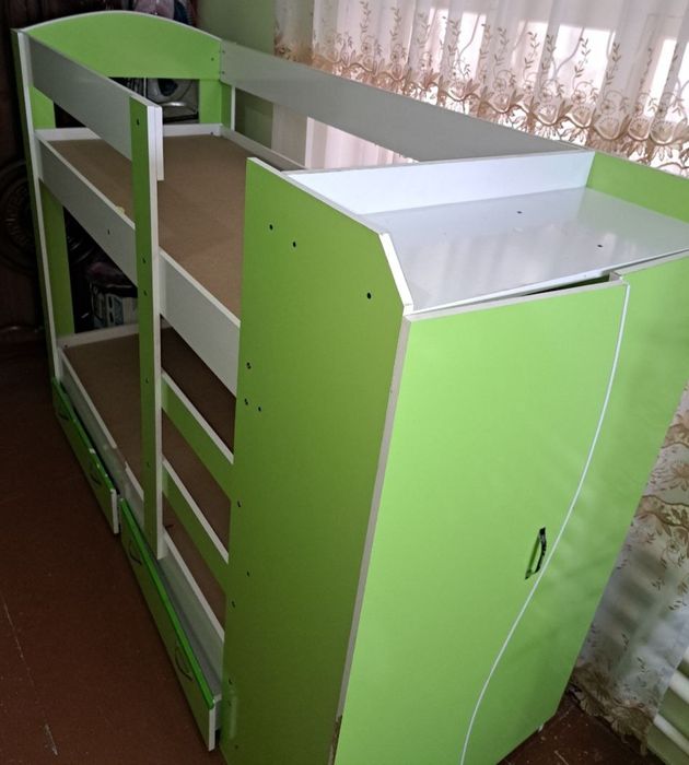 Детский кровать с шкафчиком в хорошем состоянии