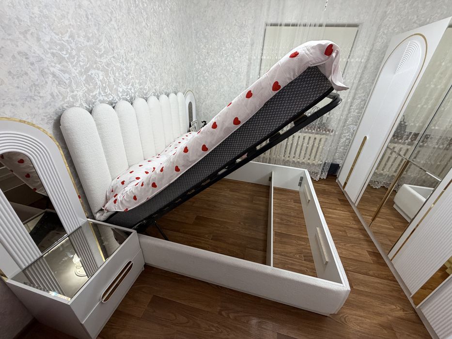 Двуспальная кровать с подемный механизмом