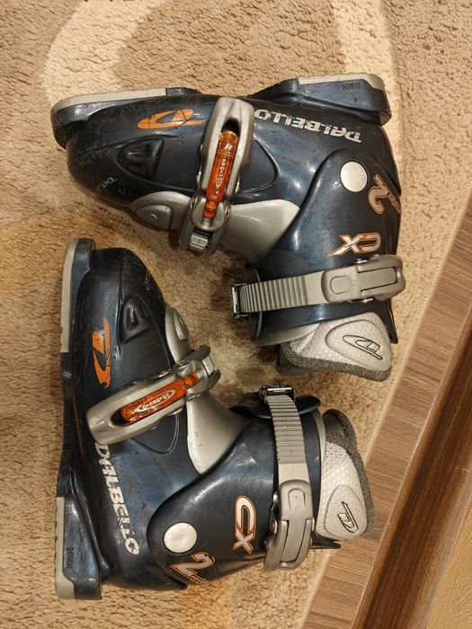 Детски ски, обувки, каска и щеки комплект.