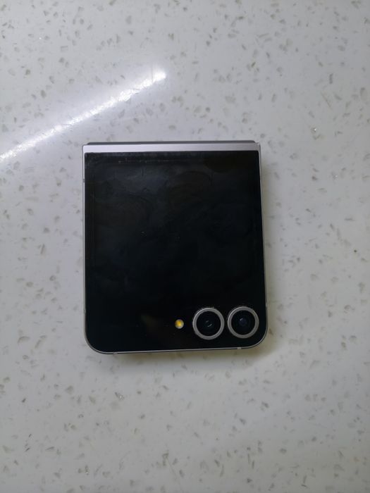 Samsung Flip 6 в идеальном состоянии
