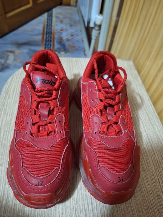 Продается кожанные крассовки Balenciaga