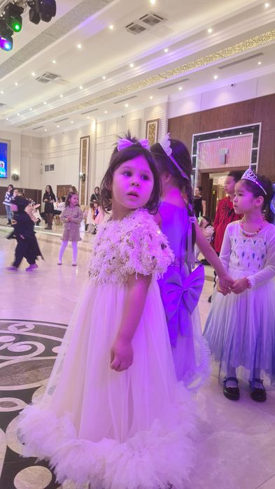 Платье  нарядное девочке 116-120см