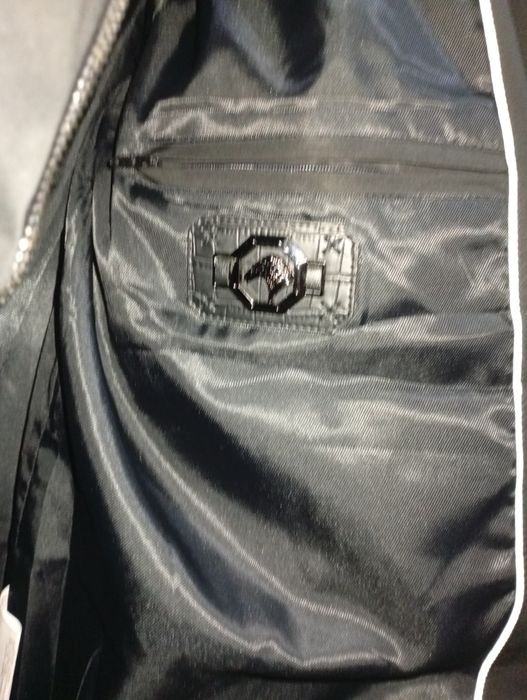 Мужское куртка сотилади.