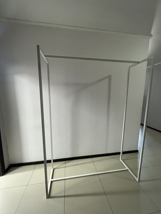 Продам стойку вешалку рейл для одежды