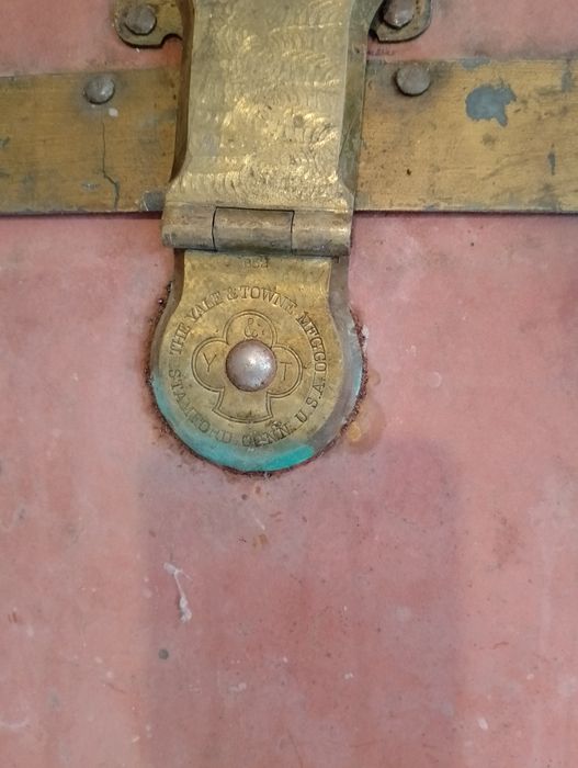 Античен куфар с оригинална заключалка Yale & Towne (САЩ)