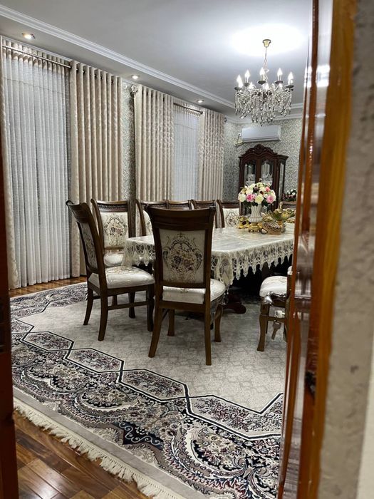 Hovli sotiladi. Koʻchib kirishga tayyor, fayzli, yam-yashil daraxtlar