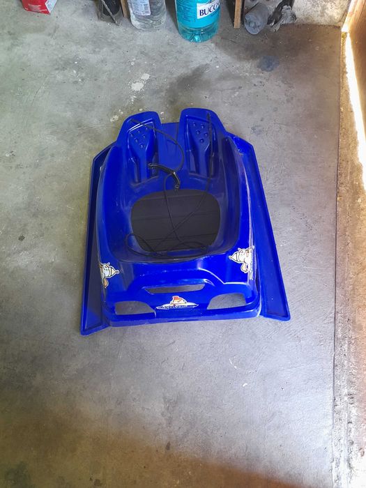 Vand săniuța pentru copii.