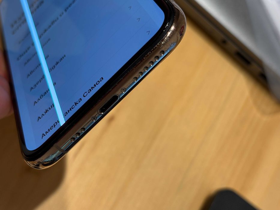 iPhone XS с лента на екрана