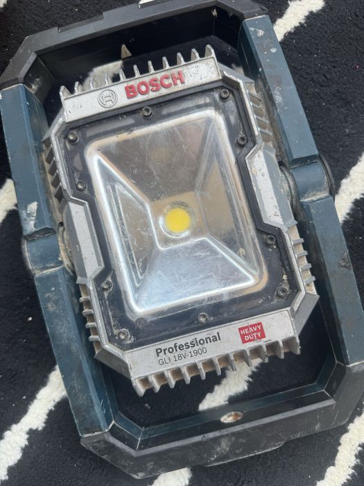 Lampa Bosch pe baterie , defecta