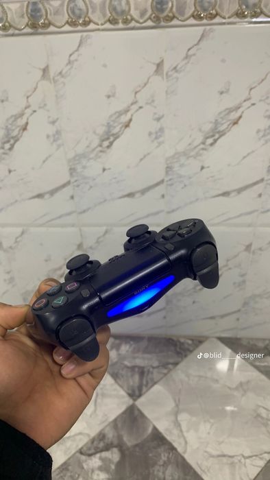 Продам PlayStation 4