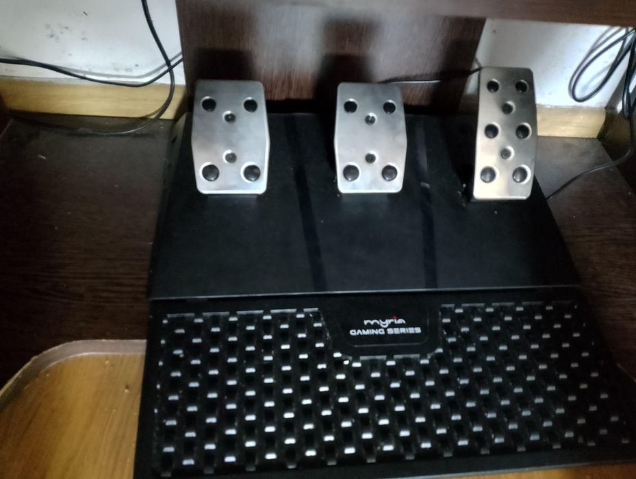 PS4 + 2 manete + volan, pedale, schimbător și jocuri – 1.000 lei