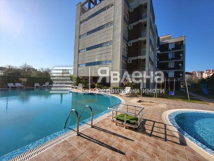 Тристаен апартамент в Слънчев  Бряг район Какао Бийч.