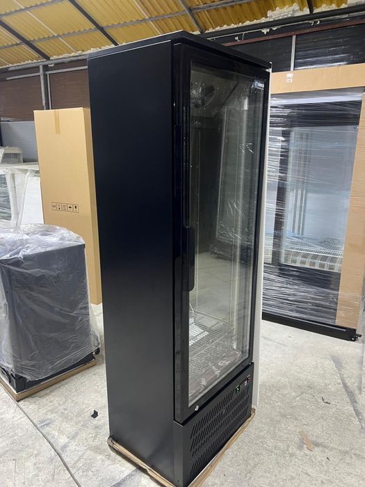 Vitrina frigorifica neagra cu racire prin ventilatie