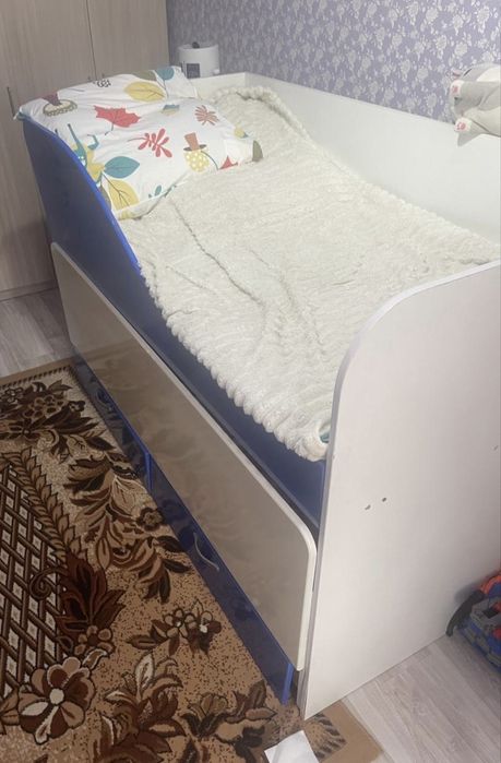 Кровать двухярусную.