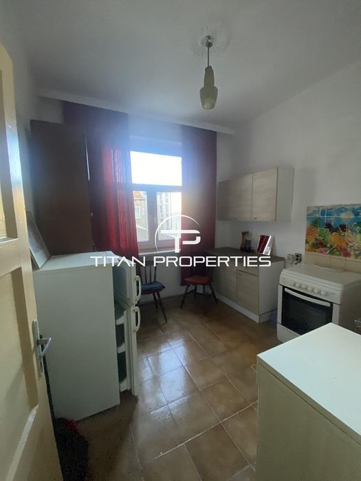 Дава се под наем Тристаен апартамент в Бургас, Център - 60 кв.м за 408 € - Снимка #1