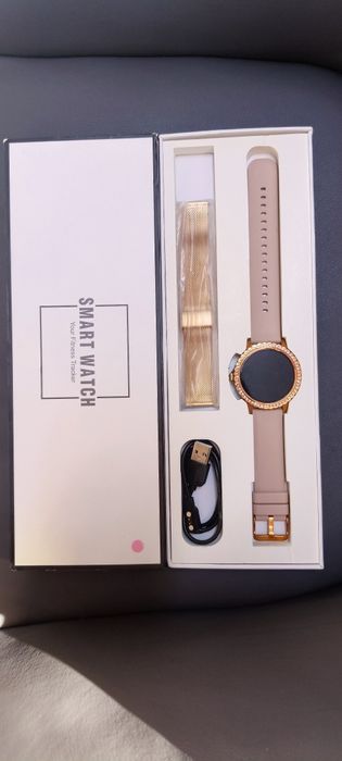 Смарт часы с двойным ремешком.