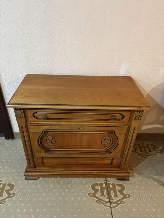 Vand mobilier din lemn