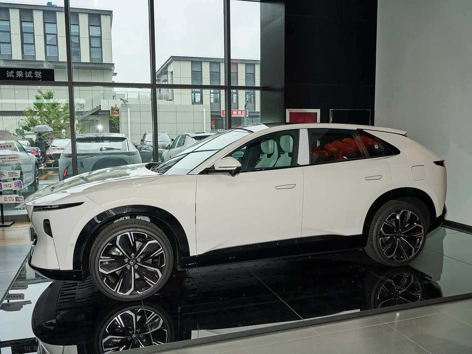 Mazda Ez 60 последовательный подзаряжаемый гибрид