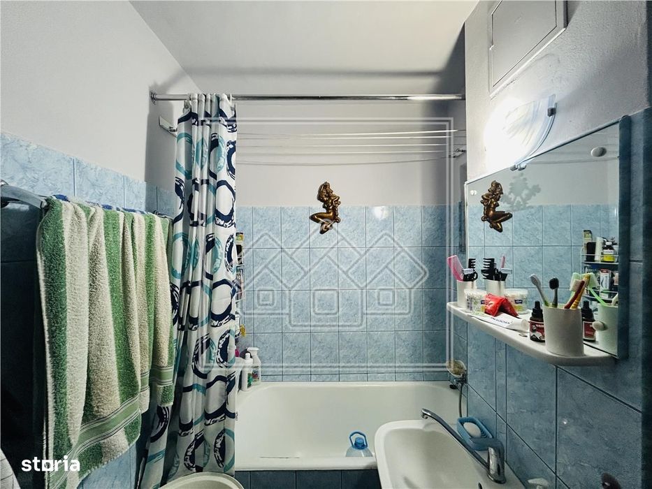 Ap decomandat, cu 2 camere, balcon, etaj intermediar - M. Viteazu