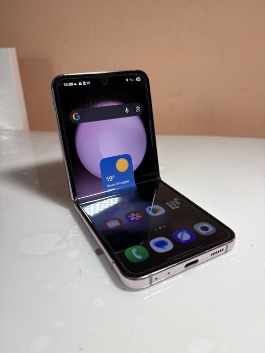 Продавам Z flip 5