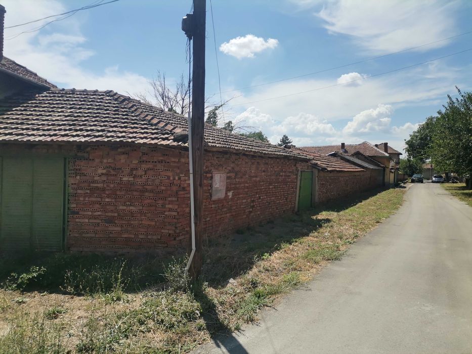 с. Бутово, обл. Велико Търново. Къща с огромен двор и геран.