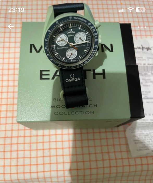 Часовник Swatch Omega Earth