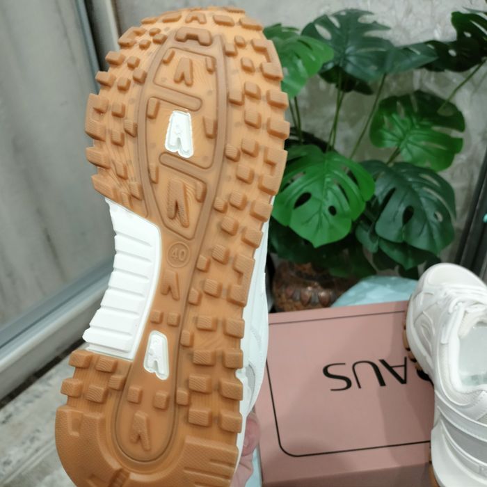 Продам кроссовки женские