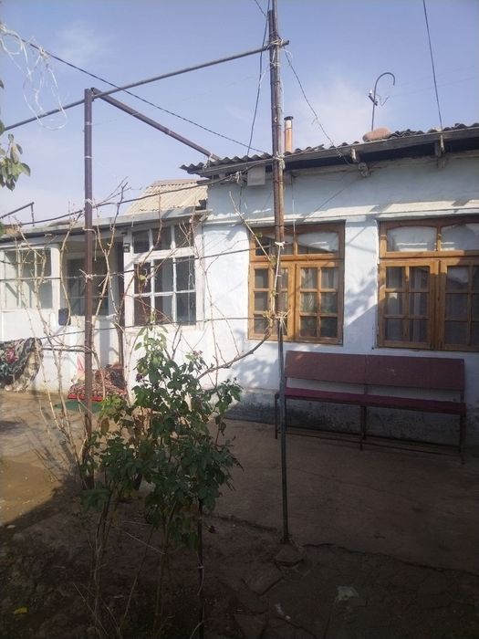 Hovli uy sotiladi