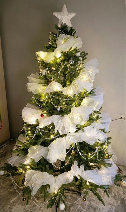 Ёлка с гирляндами и игрушками