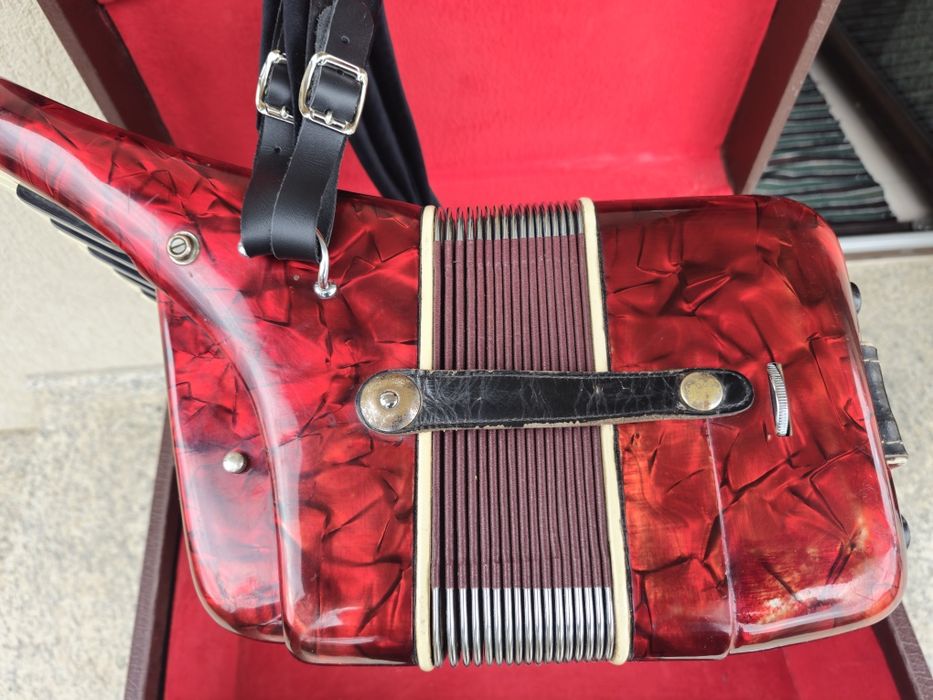 Vând acordeon Parrot cu 96 de basi