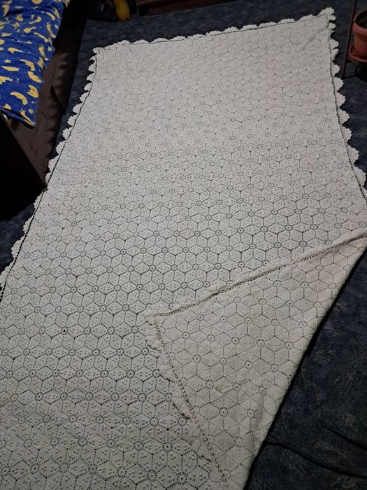 Плетена покривка на една кука.