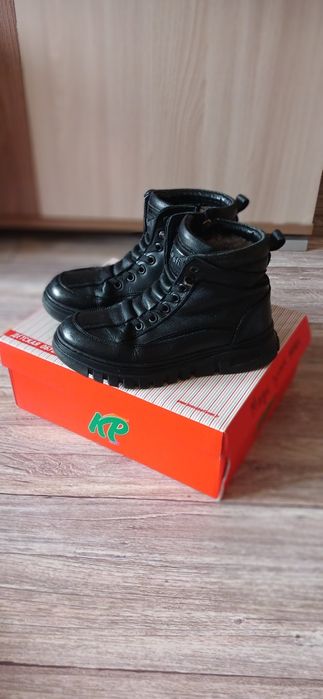 Продам детские ботинки