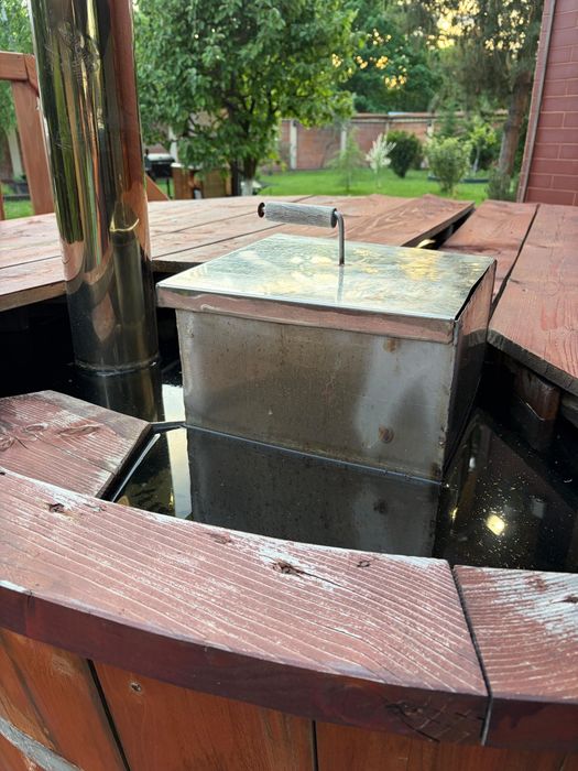 Ciubăr din lemn cu sobă integrată din inox, scări și capac inclus