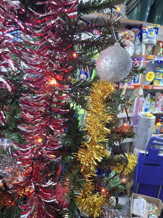 Brad artificial 1,4 m cu instalație,  globuri si beteala. Suport metal