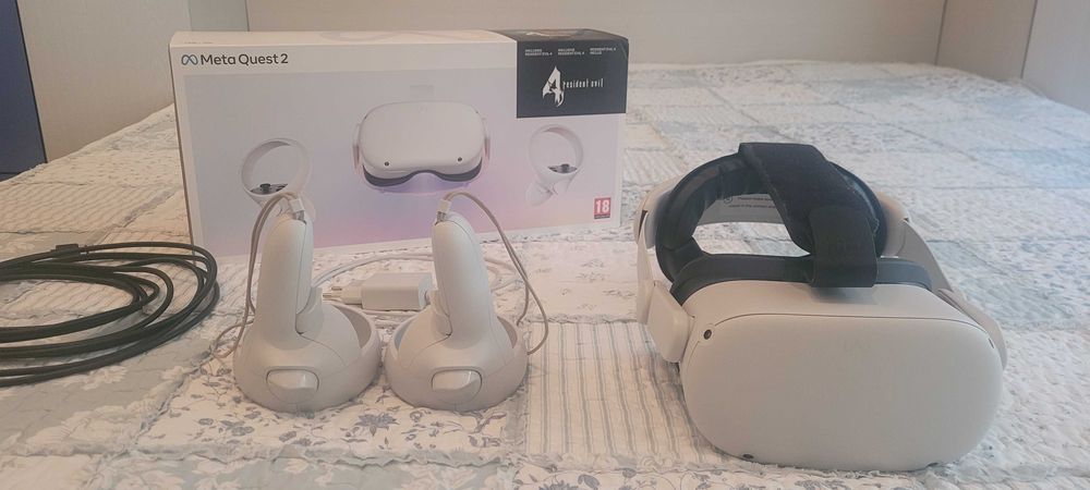 Quest 2 128GB със Kiwi Strap, USB батерии и др.