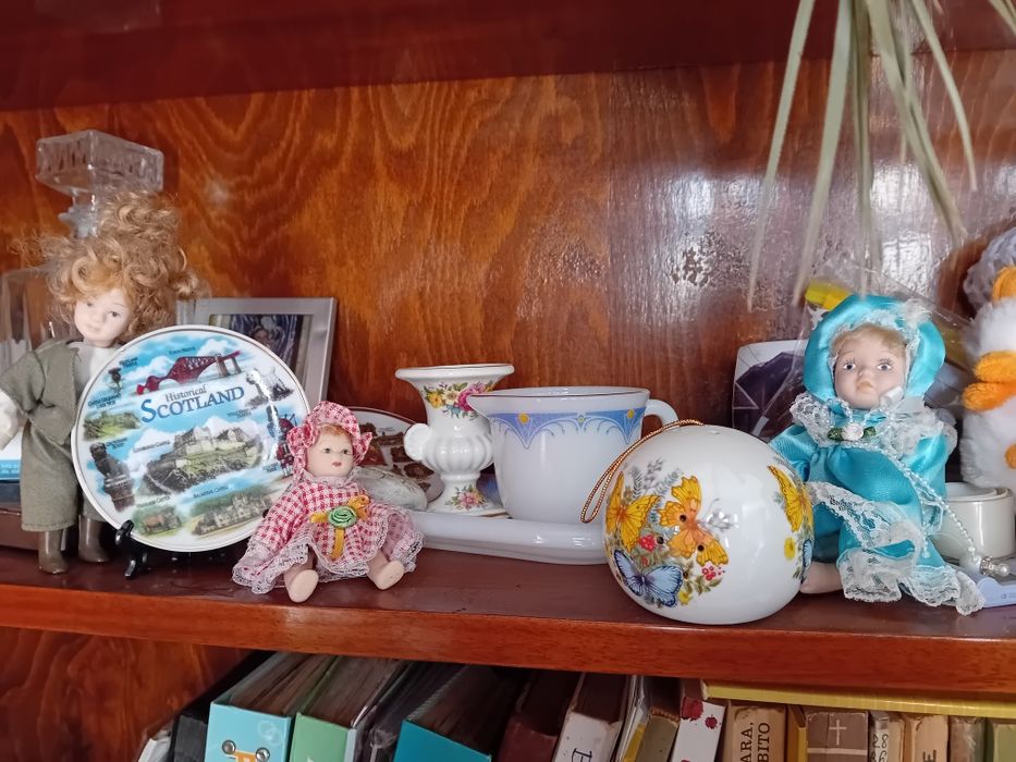 Păpuși.portelan vitrina