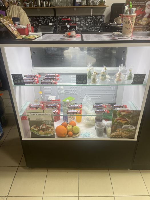 Витринный холодилтник для десертов