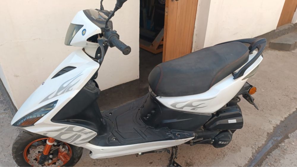 Продам скутер на бензине