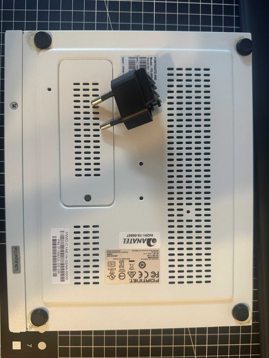 Router Firewall Fortinet Fortigate 80E / Fara servicii active