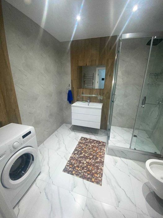 Сдам В Центре метро Космонавты, Интерпол, 2х комнатная, с ремонтом
