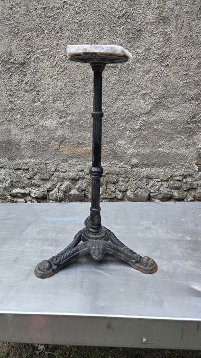 Чугунена стойка за маса