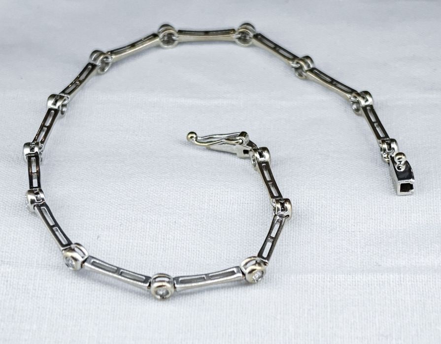 Елегантна дамска гривна от бяло злато с брилянти