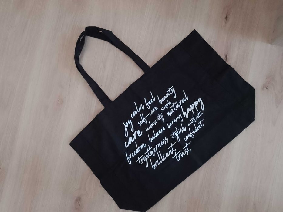 Дамски аксесоари: чанта, несесер, раница