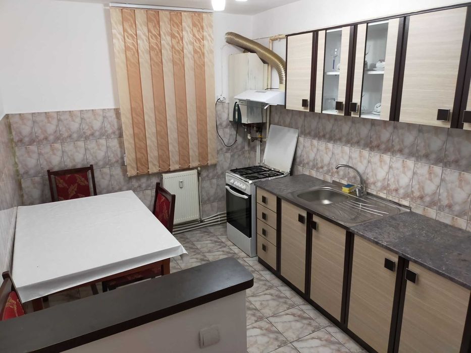 Persoana fizica, inchiriez apartament cu 3 camere ultracentral si mobilat (63 mp), renovat recent, situat in Alba Iulia