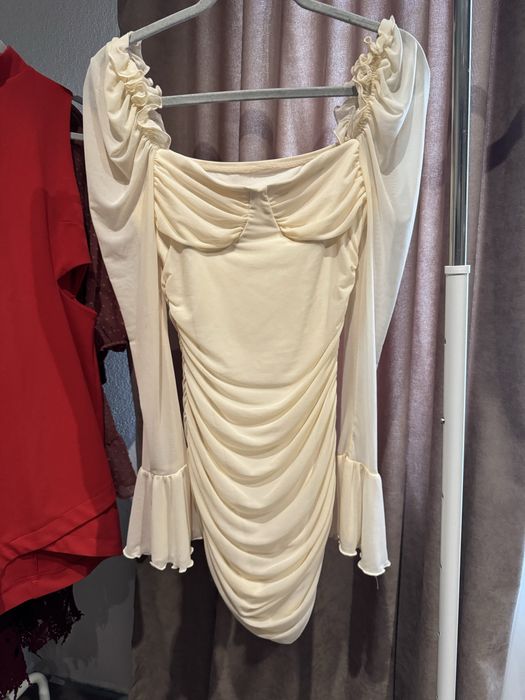 Бежова нежна рокля